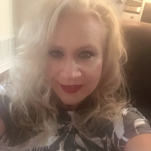 Meet your Posher, Rena - Picture 2 of 4